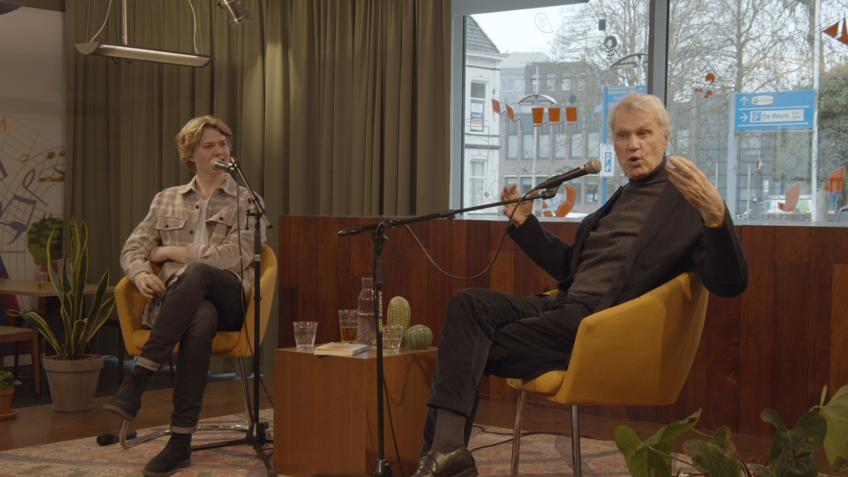 Adriaan van Dis sprak aan de vooravond van de Boekenweek met tieners in